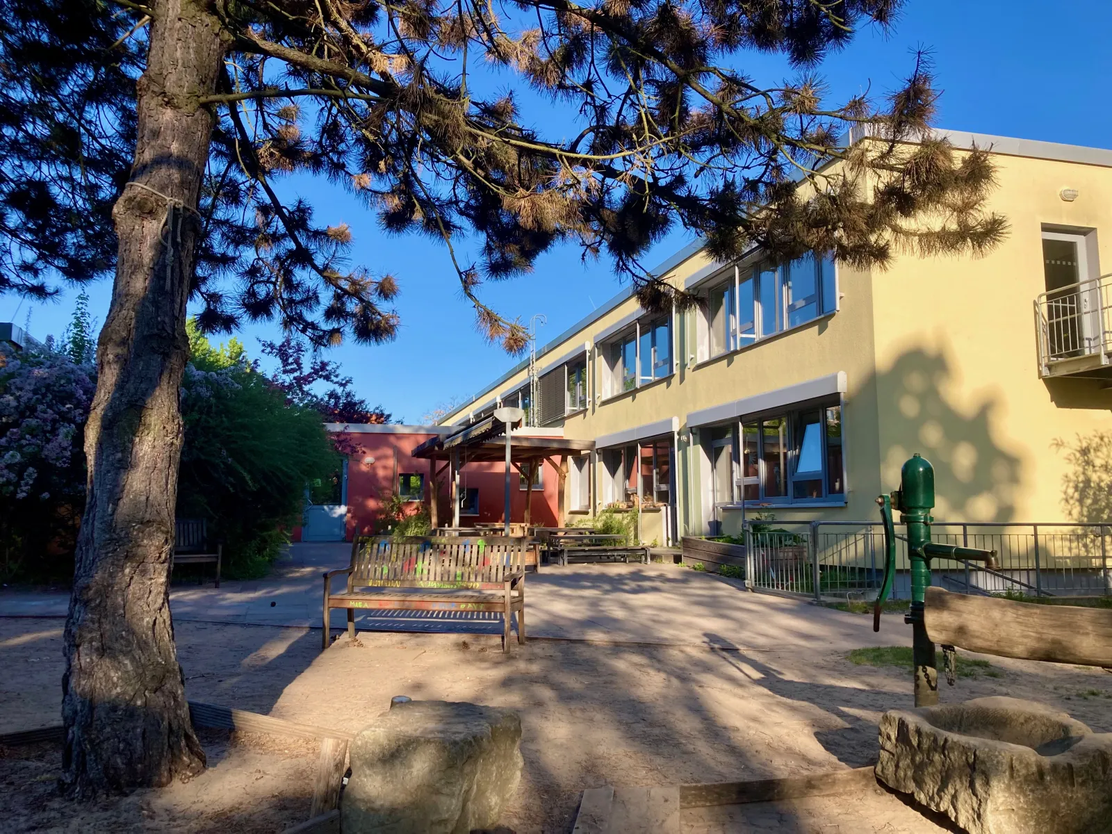 Kinder arbeiten mit Montessori-Materialien im Kinderhaus